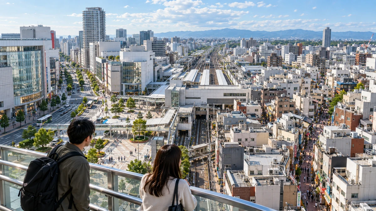 立川駅を境に広い道路と大きな街区、細い路地と小さな街区を対比した街並み